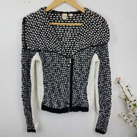 🍍Sold🍍Anthro Little Yellow Bird Moto Swtr Sz S - Picture 4 of 8